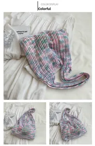 Detail der mehrfarbigen handgefertigten Stricktasche mit hohlem Maschengewebe und Farbmischung