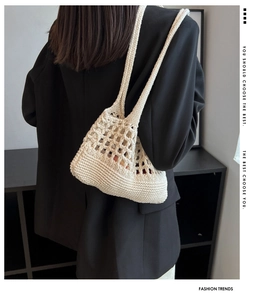 Dettaglio borsa shopper in maglia crema con spalline larghe e trama a rete traforata