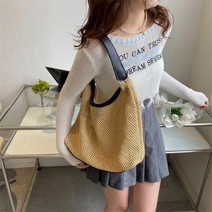 Handgewebte Stroh-Hobo-Schultertasche mit schwarzem Lederbesatz und viel Platz für Strand