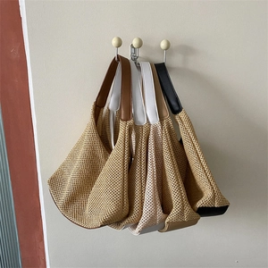 Handgefertigte hohle Strohtasche mit Lederriemen in vier neutralen Sommerfarben