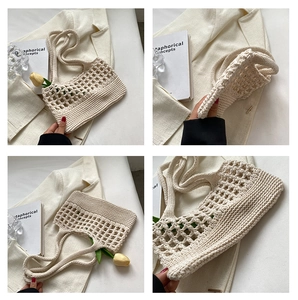 Dettaglio borsa in cotone lavorata a mano color crema con motivi a maglia traforata
