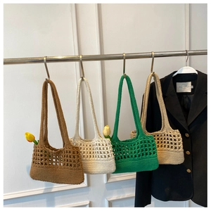 Dettagli di borse tote intrecciate in vari colori con design a maglia traforata sui manici