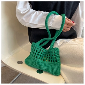 Dettaglio della borsa tote verde in maglia traforata con trama intrecciata fine