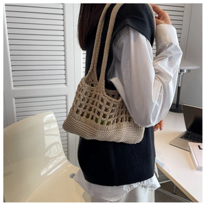 Dettaglio della borsa tote all'uncinetto beige con maglia a rete e base in cotone robusto
