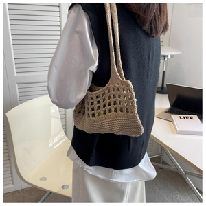 Vista macro della borsa tote beige fatta a mano con rete a uncinetto e dettaglio in corda