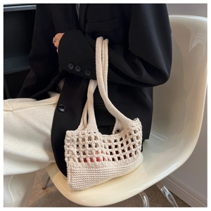 Dettaglio borsa a rete color crema con trama in corda di cotone e design a nido