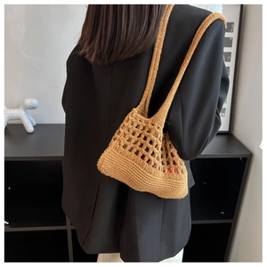 Dettaglio della borsa tote in maglia color cammello con motivo traforato in cotone