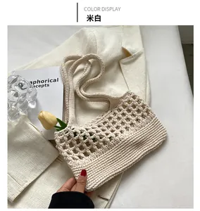 Primo piano della borsa tote all'uncinetto bianco crema con maglia a rombi e trama elegante