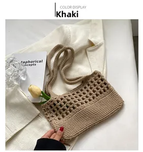 Dettagli della trama a maglia e design traforato di questa borsa a spalla color kaki