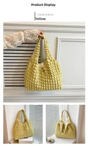 Detailansicht der gelben Puffer-Tasche mit strukturierter Textur und geräumigem Innenraum