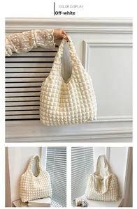 Detailansicht der cremefarbenen Puff-Tasche mit 3D-Popcorn-Textur und weichem Innenfutter