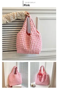 Detail der rosa Tasche mit Bubble-Textur zeigt Popcorn-Stofffalten und weichen Griff