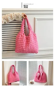 Detailansicht der rosaroten Puffy-Stofftasche mit strukturierter Blasenoberfläche