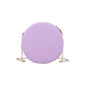 Sac à bandoulière rond violet à la mode avec chaîne dorée et texture plissée