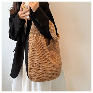 Detail of hand-woven straw shoulder bag with high-capacity design and natural texture