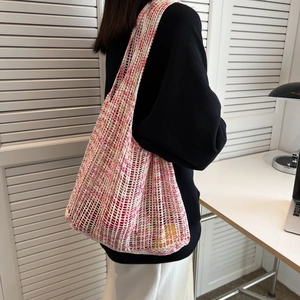 Bunte hohle Stricktasche für Damen mit gehäkelter Netzstruktur und Schultergurt-Design