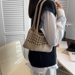 Borsa tote beige all'uncinetto traforata con stile boho minimalista e tracolle lunghe