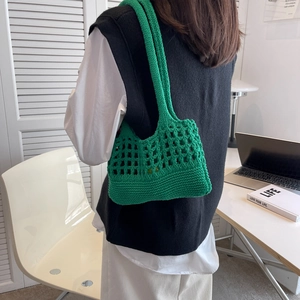 Borsa tote verde all'uncinetto con motivo traforato per un look casual a spalla