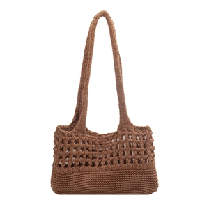 Borsa tote in maglia marrone con design boho traforato e lunghe tracolle per spalla