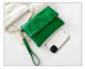 Comparación detallada del bolso de mano verde de cuero PU con móvil y cremallera dorada