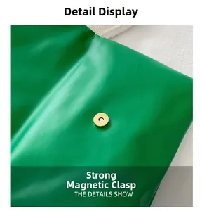 Detalle del fuerte cierre magnético en un bolso sobre de color verde vibrante
