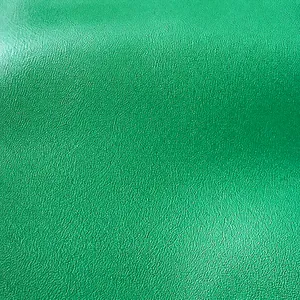 Vista macro de textura de cuero sintético verde brillante con grano fino y acabado suave