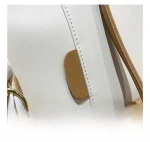 Détails des coutures et du foulard en soie sur le sac à bandoulière beige et marron