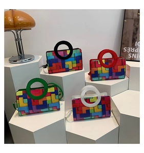 Sacs à main modernes avec motifs géométriques colorés et poignées rondes sur piédestaux