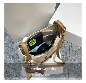 Vue détaillée du compartiment intérieur spacieux du sac sous le bras crème et brun
