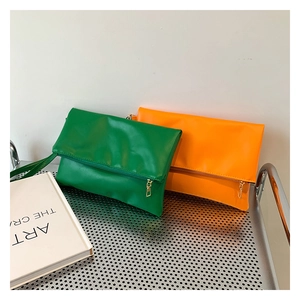 Carteras de mano tipo sobre minimalistas en cuero sintético verde y naranja con correas