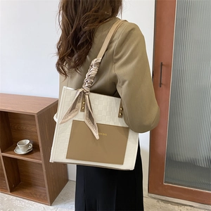 Sac fourre-tout à damier avec poche kaki et foulard décoratif pour le quotidien