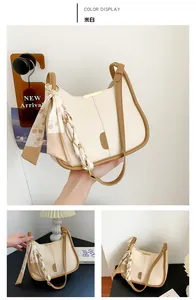 Détails du sac sous l'aisselle beige avec foulard en soie cerise et boucle dorée