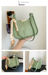 Détails du sac seau vert avec texture litchi et chaîne ornée d'un foulard en soie