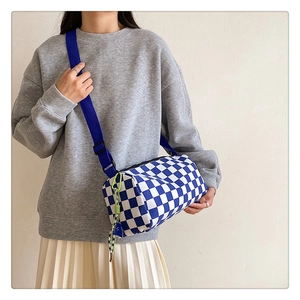 Details der blau karierten Canvas-Zylindertasche mit leuchtend grünem Kletterhaken