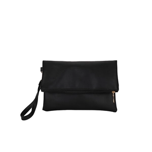 Cartera de mano tipo sobre minimalista en cuero sintético negro con diseño plegable y dorado