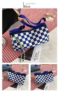 Detaillierte Nahaufnahme einer blau-weißen Schachbrett-Zylindertasche mit Gurtband