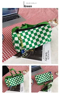 Detailansicht der grün-weiß karierten Zylindertasche mit verstellbarem Schultergurt