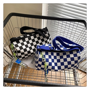 Détail de sacs cylindriques à damier avec tirettes néon et bandoulières tissées