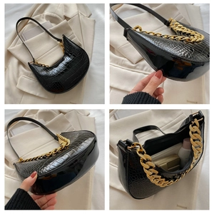 Details der schwarzen Kroko-Hobo-Tasche mit goldener Kette und Blick auf das Innenfach