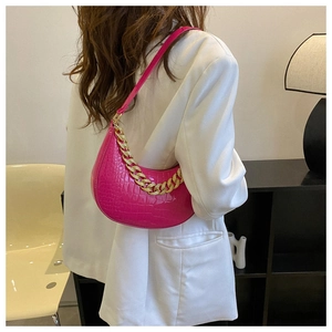 Magenta halbmondförmige Umhängetasche mit Krokostruktur und goldener Gliederkette