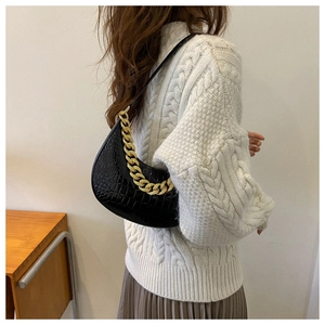 Schwarze Schultertasche mit Krokodilprägung, goldener Kette und eleganter Halbmondform