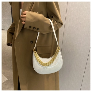 Detailansicht der weißen Hobo-Tasche mit Kroko-Prägung und auffälliger goldener Kette