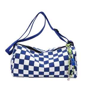 Blau-weiß karierte Zylindertasche aus Segeltuch mit breitem Gurt und Neon-Detail
