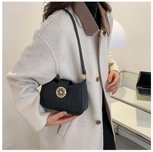 Détail du sac porté épaule matelassé noir avec fermoir gouvernail doré et diamant