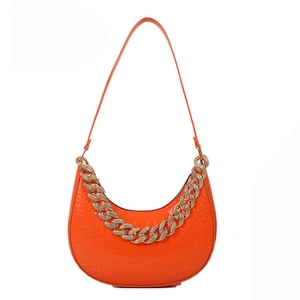 Orangefarbene Hobo-Tasche mit Krokodilprägung, klobiger Goldkette und Halbmond-Silhouette