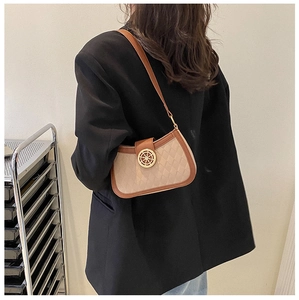Détail du sac sous l'aisselle vintage beige à carreaux avec bordure en cuir et boucle dorée