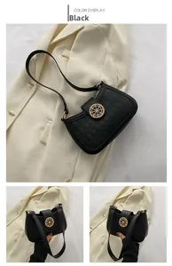 Détail du sac bandoulière matelassé noir avec boucle dorée de style nautique élégante