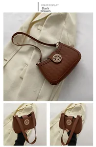Détail du sac sous le bras matelassé marron foncé avec boucle dorée et diamant luxe