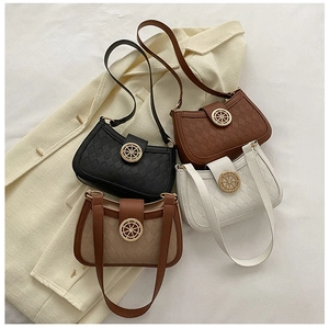 Détail de quatre sacs à bandoulière rétro matelassés en cuir de différentes couleurs