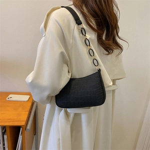 Chic black crocodile pattern felt shoulder bag with golden chain strap for daily wear